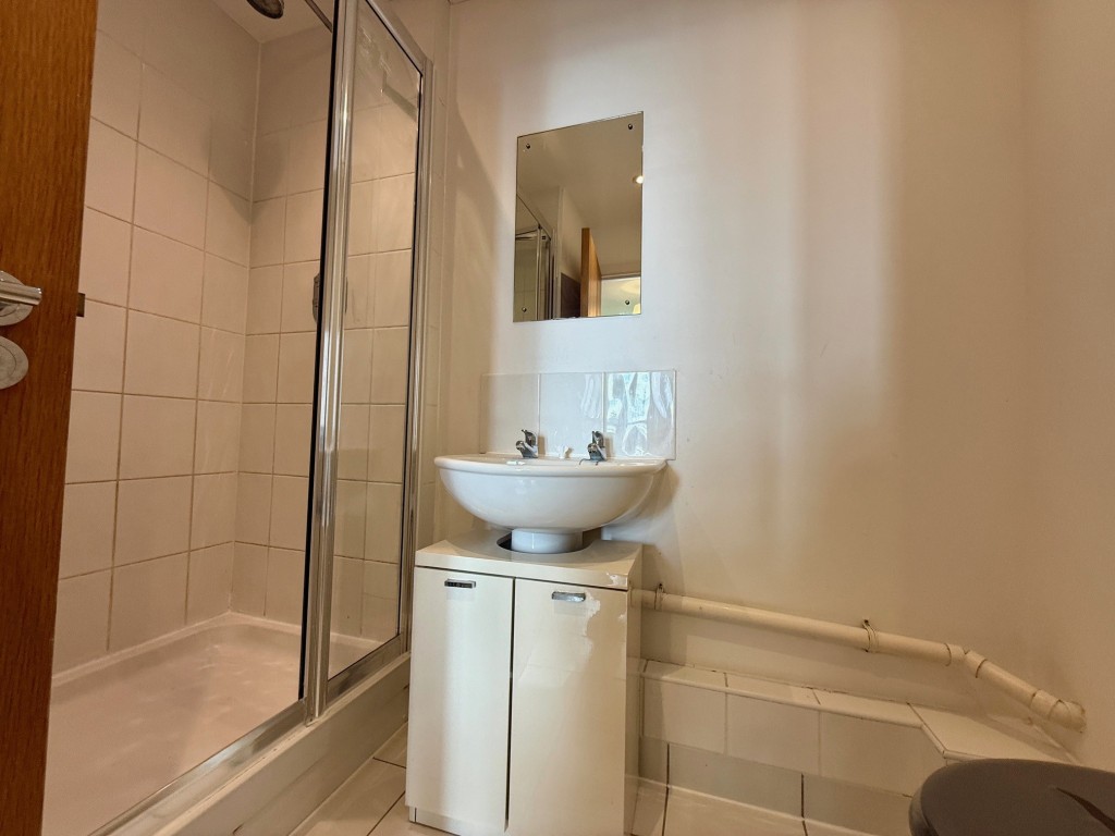 Lot: 105 - SECOND FLOOR FLAT WITH EN-SUITE TO MASTER BEDROOM - En suite with shower sink and toilet